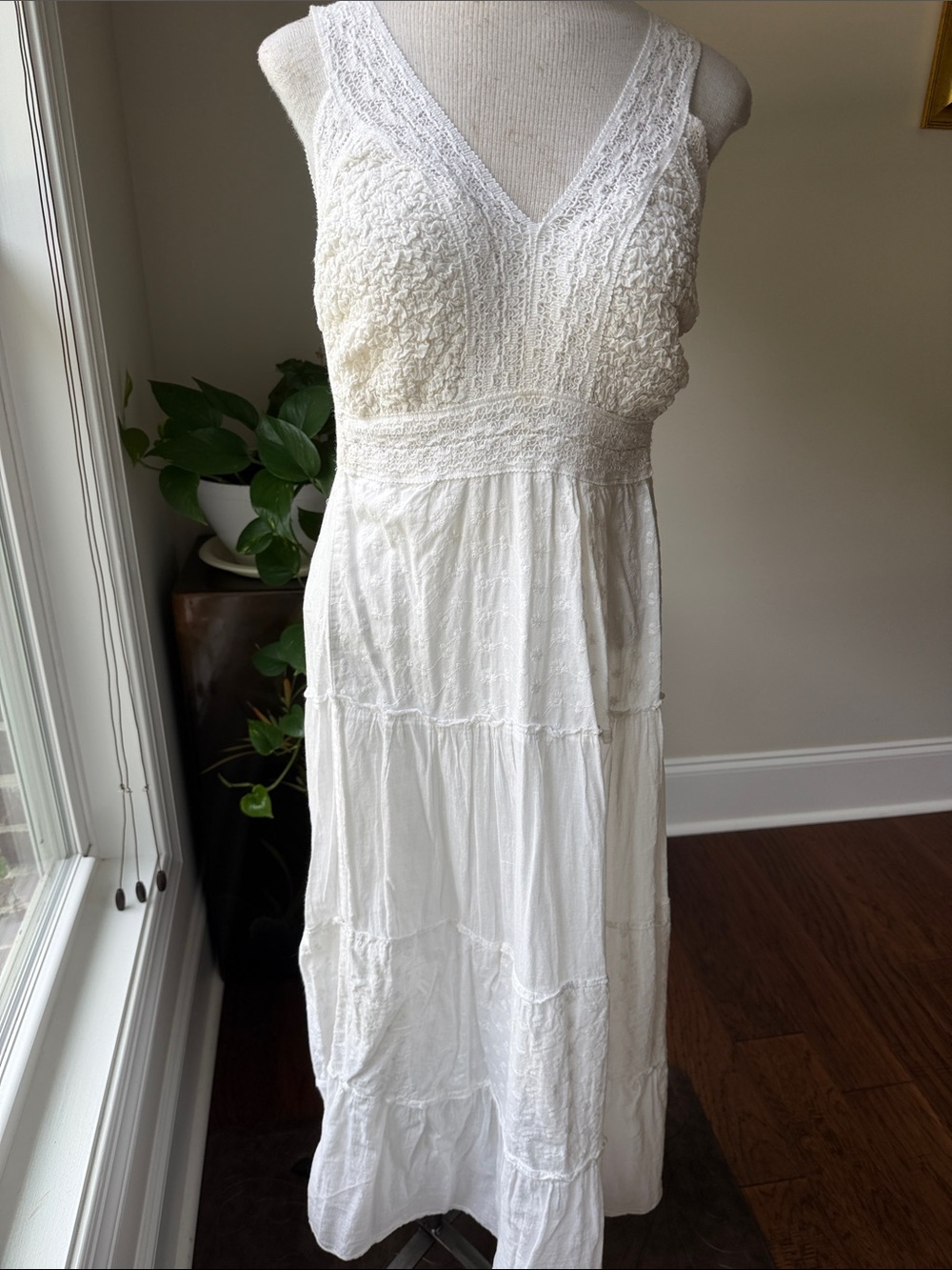 Sleeveless Ivory Lace V-Neck Maxi Dress - Elegant Summer Maxi